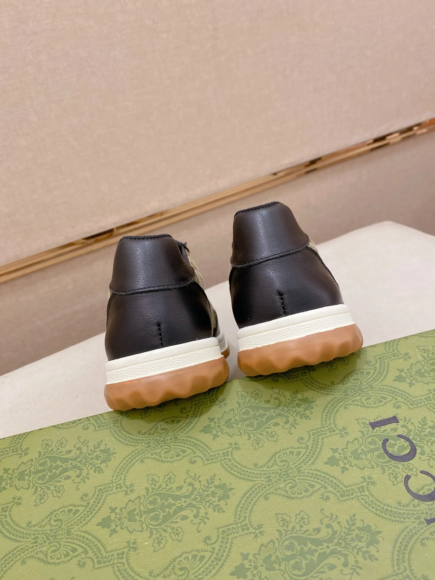 Men's shoes 💰 420 💰 High-quality new GUCCI counters are launched simultaneously. The new men's shoes, 😘fabrics are selected from imported cowhide, and the lining is sheepskin lining. 👍🏿 High-end ☄️ air-cushion molded anti-slip rubber outsole, exquisite lines, simple and elegant, comfortable and high-end for leisure travel. Code number: 38 to 44 (45 can be customized and cannot be returned or exchanged)
